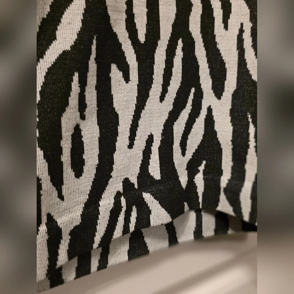 Juniors Half Sleeve Zebra Striped Top - Picture 3 of 4